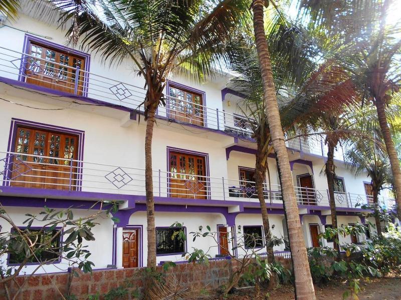 Oyo 13311 The White Feather Hotel マンドレム エクステリア 写真
